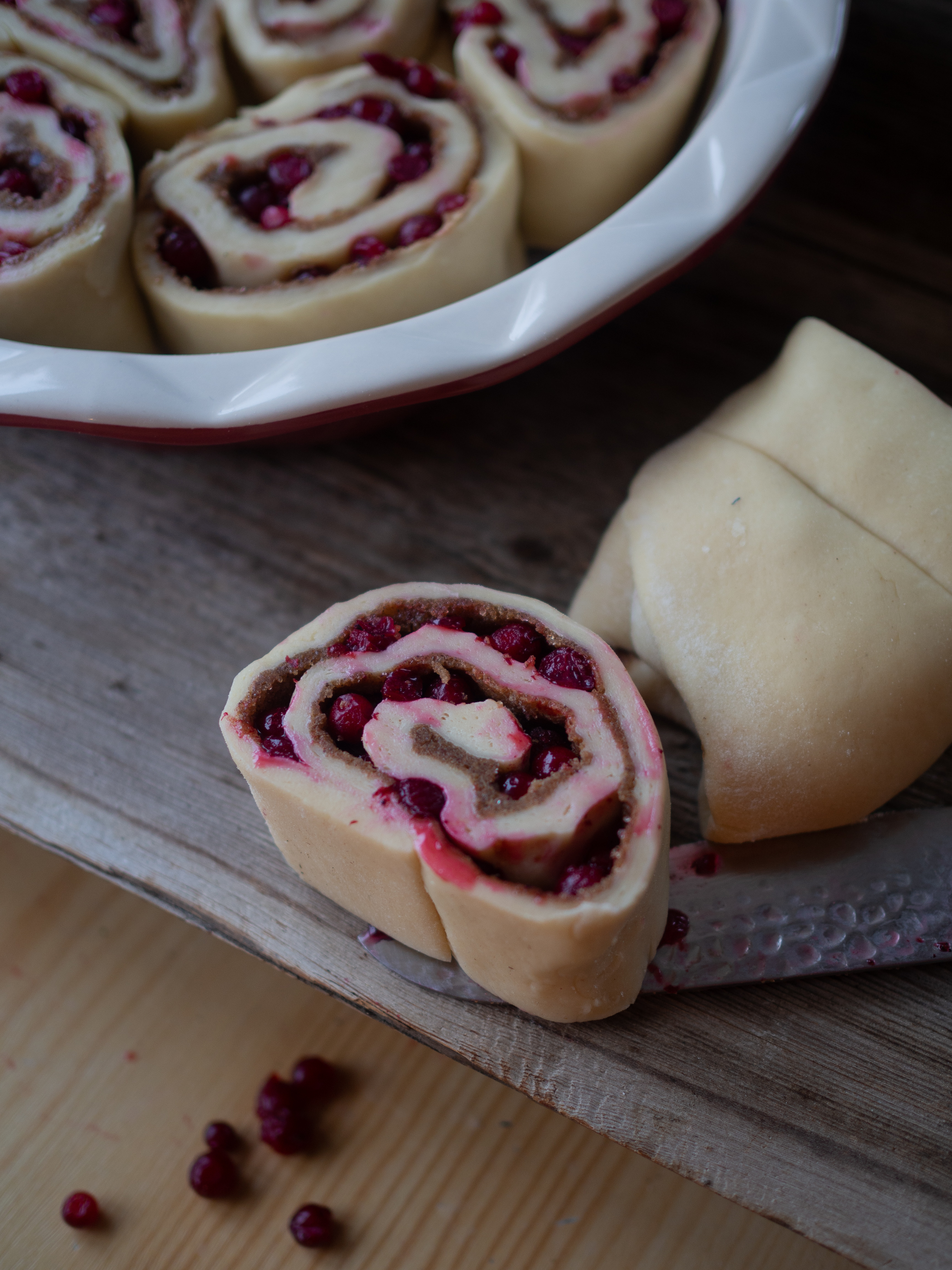 Lingonberry Cinnamon Sweet Buns (kanelsnurrer med tyttebær) 