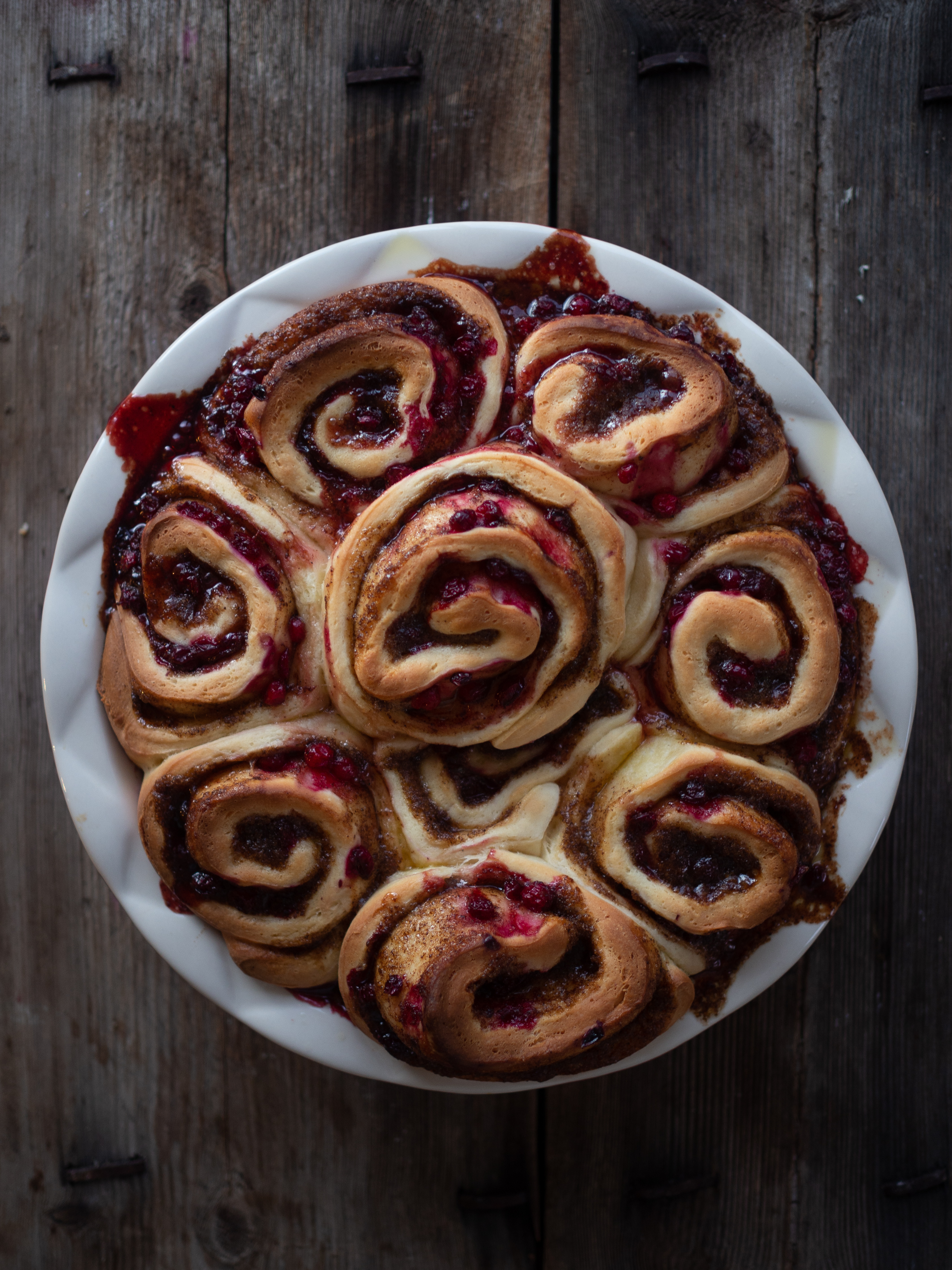 Lingonberry Cinnamon Sweet Buns (tytebær-og kanel snurrer